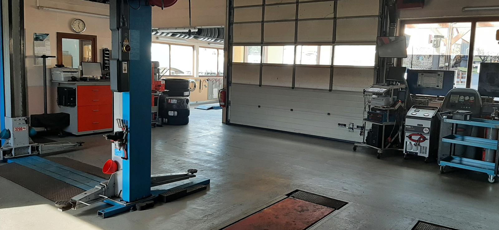 Werkstatthalle mit Hebebühne