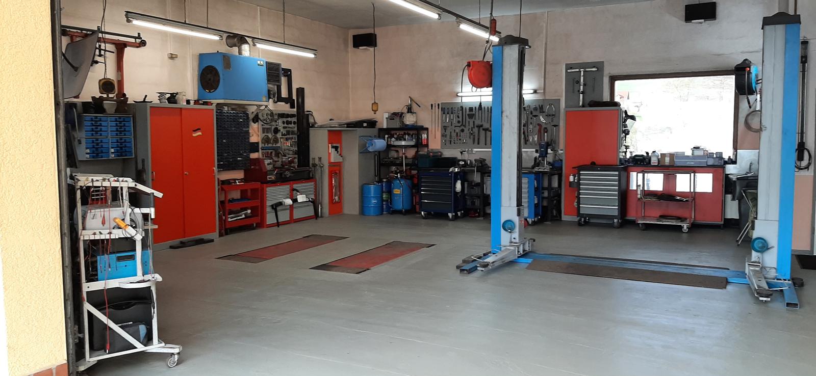 Arbeitsplatz mit Hebebühne